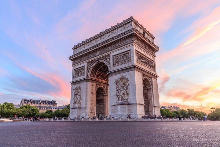 Arc de Triomphe: Lambang Kemenangan dan Kebesaran Paris